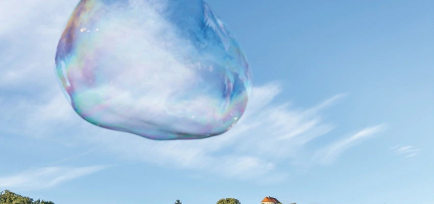Eine Seifenblase vor Schloss Reichenberg
