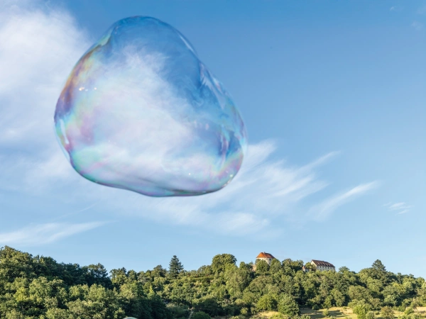 Eine Seifenblase vor Schloss Reichenberg