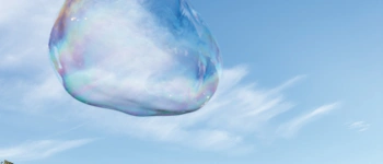 Eine Seifenblase vor Schloss Reichenberg