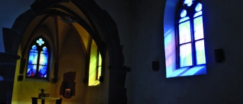 Spektralfarben des Gebets. Von den Fenstern der Michaelskapelle. Bild des Inneren der Michaelskapelle.