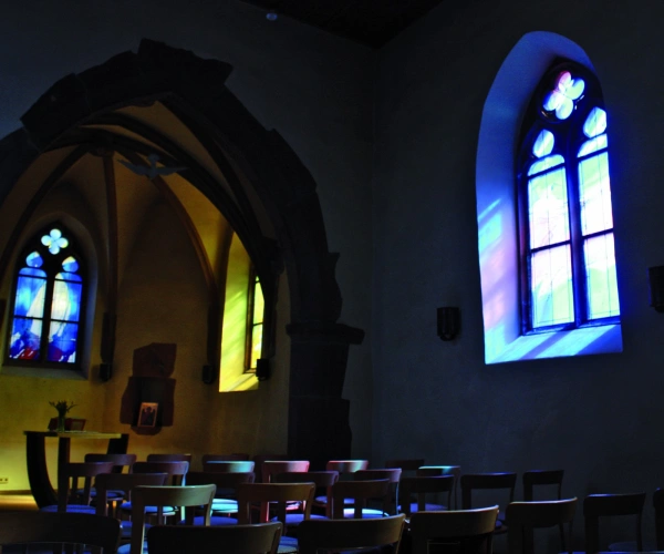 Spektralfarben des Gebets. Von den Fenstern der Michaelskapelle. Bild des Inneren der Michaelskapelle.