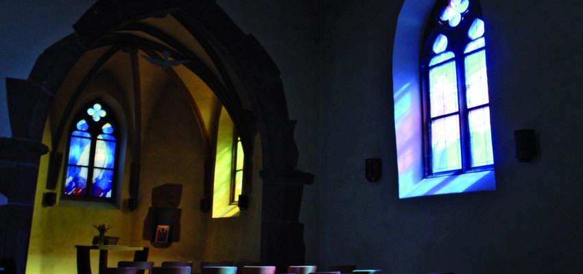 Spektralfarben des Gebets. Von den Fenstern der Michaelskapelle. Bild des Inneren der Michaelskapelle.