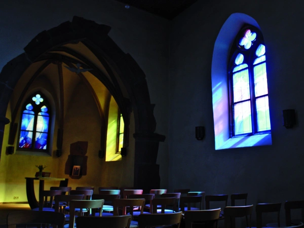 Spektralfarben des Gebets. Von den Fenstern der Michaelskapelle. Bild des Inneren der Michaelskapelle.