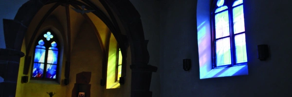 Spektralfarben des Gebets. Von den Fenstern der Michaelskapelle. Bild des Inneren der Michaelskapelle.