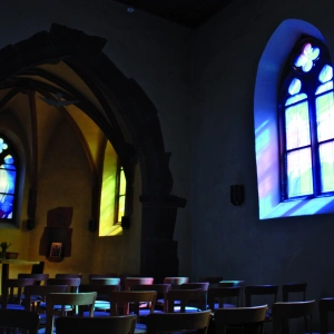 Spektralfarben des Gebets. Von den Fenstern der Michaelskapelle. Bild des Inneren der Michaelskapelle.