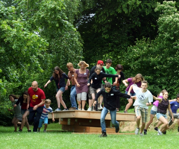 Teambildung als Balance-Akt. Im Erfahrungsfeld auf Schloss Reichenberg. Bild vom Erfahrungsfeld auf der Wippe.