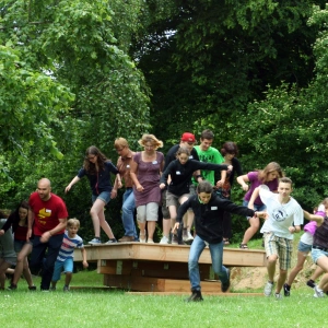 Teambildung als Balance-Akt. Im Erfahrungsfeld auf Schloss Reichenberg. Bild vom Erfahrungsfeld auf der Wippe.