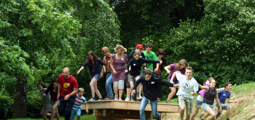 Teambildung als Balance-Akt. Im Erfahrungsfeld auf Schloss Reichenberg. Bild vom Erfahrungsfeld auf der Wippe.