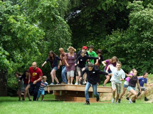 Teambildung als Balance-Akt. Im Erfahrungsfeld auf Schloss Reichenberg. Bild vom Erfahrungsfeld auf der Wippe.
