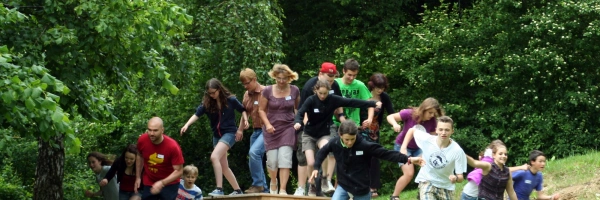 Teambildung als Balance-Akt. Im Erfahrungsfeld auf Schloss Reichenberg. Bild vom Erfahrungsfeld auf der Wippe.