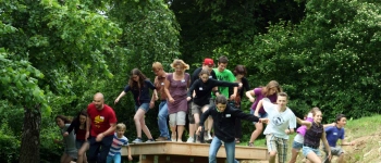 Teambildung als Balance-Akt. Im Erfahrungsfeld auf Schloss Reichenberg. Bild vom Erfahrungsfeld auf der Wippe.