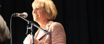 Vorbehaltlos zugewandt – klar positioniert. Wie eine Anfrage zur persönlichen Berufung wurde. Bild zu Christl Vonholdt.