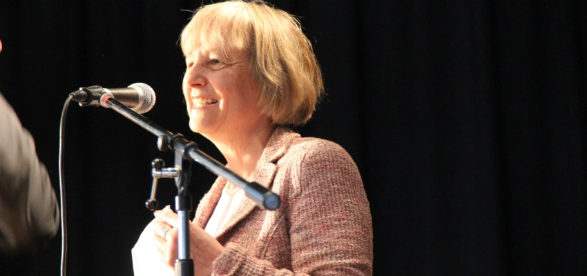 Vorbehaltlos zugewandt – klar positioniert. Wie eine Anfrage zur persönlichen Berufung wurde. Bild zu Christl Vonholdt.