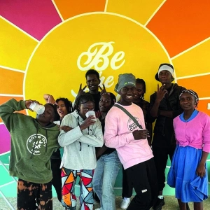 Weil Jesus es wert ist. Unser Wagnis in Nigeria. Foto einer jugendlichen Gruppe aus Nigeria.