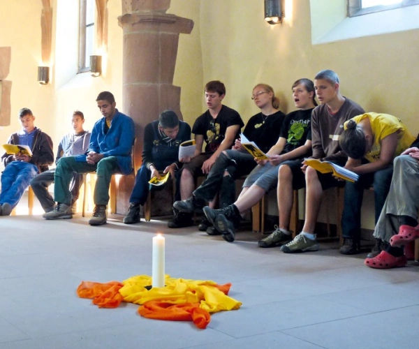 Menschen sitzen in einer Kapelle und singen