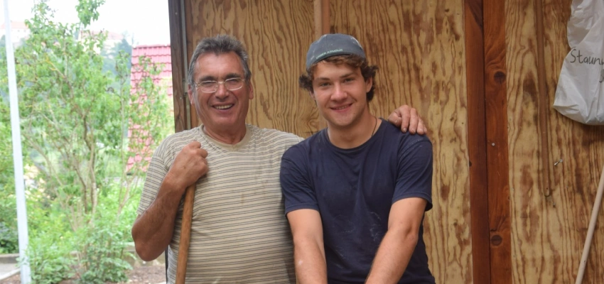 Zwei auf einem Weg. John Nörenberg und Günter Gallinat im Gespräch. Bild von Günter und John auf der Arbeit.