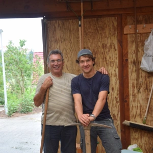 Zwei auf einem Weg. John Nörenberg und Günter Gallinat im Gespräch. Bild von Günter und John auf der Arbeit.