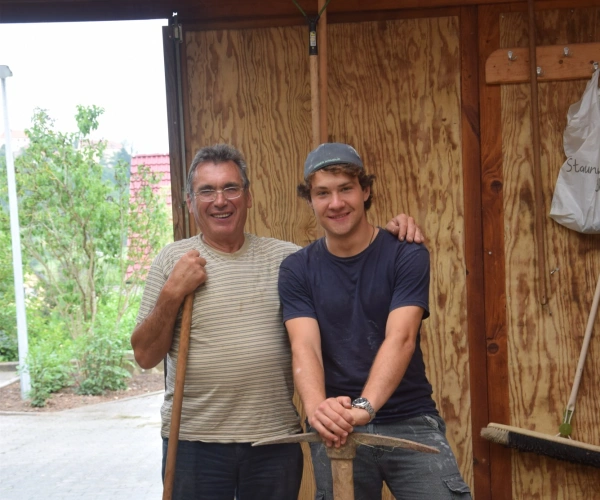 Zwei auf einem Weg. John Nörenberg und Günter Gallinat im Gespräch. Bild von Günter und John auf der Arbeit.