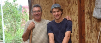 Zwei auf einem Weg. John Nörenberg und Günter Gallinat im Gespräch. Bild von Günter und John auf der Arbeit.