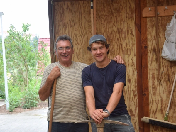 Zwei auf einem Weg. John Nörenberg und Günter Gallinat im Gespräch. Bild von Günter und John auf der Arbeit.