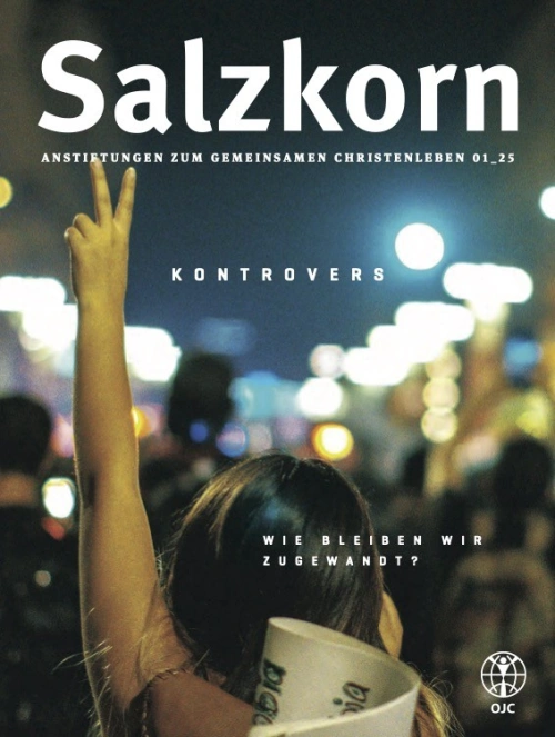 Frau formt Peace-Zeichen in einer Menge von Leuten