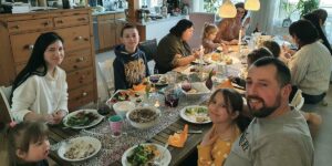 Learning by doing – Ukrainische Flüchtlinge in Greifswald und Reichelsheim. 22 wunderbare Menschen aus der Ukraine finden Unterschlupf.