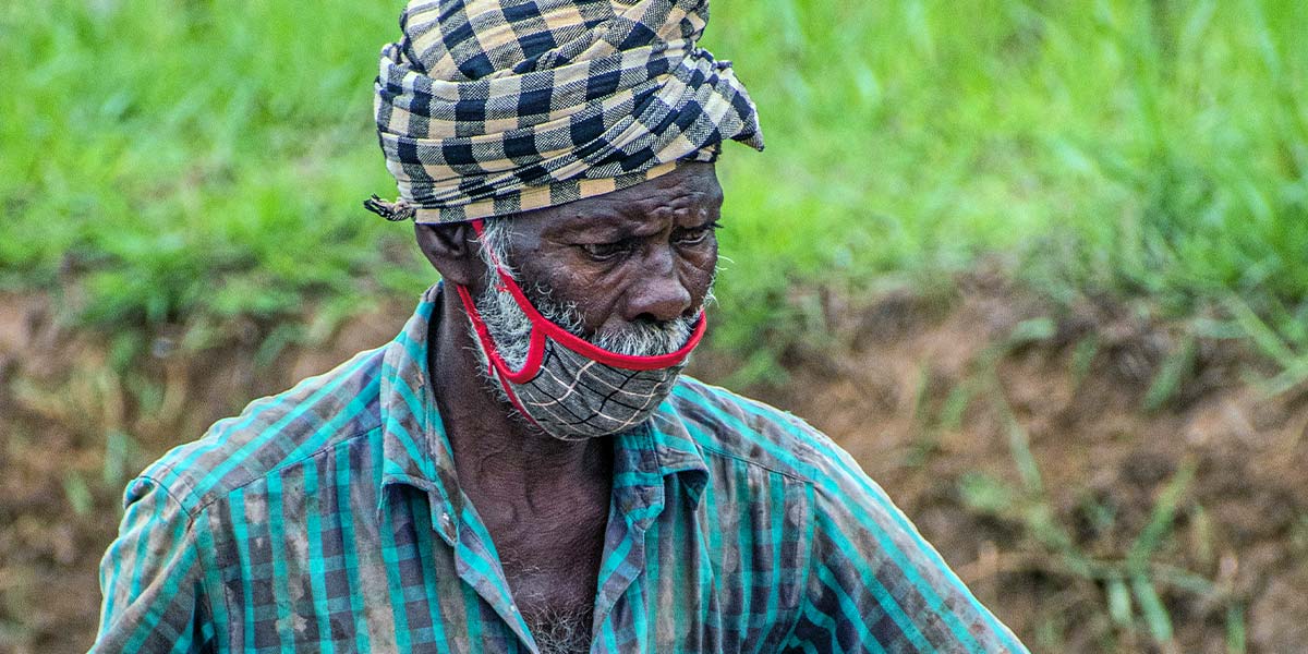 #Fair oder #Foul? – Frei von Herzenshärte und Helfersyndrom. Afrikanischer Bauer sät auf fruchtbarem Boden.
